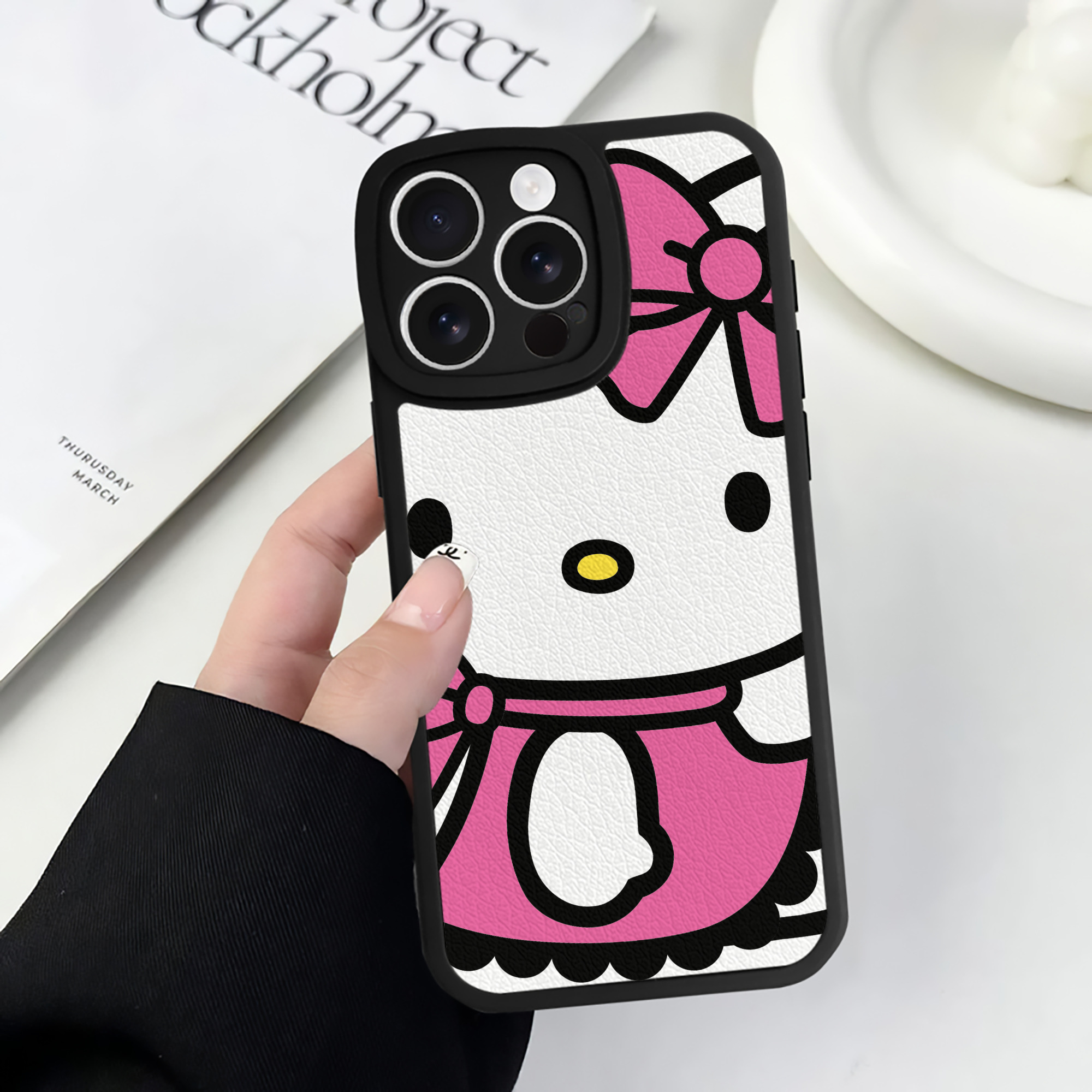 （画像用） Hello Kitty ハローキティ 【iPhone 16シリーズ対応】シリコンスマホケース（レザー調） 材質：シリコン
